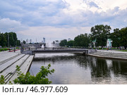 Пешеходный мост в Историческом сквере с фонтанами. Город Екатеринбург (2024 год). Стоковое фото, фотограф Александр Тараканов / Фотобанк Лори