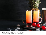 Доска с вкусным ананасовым перевернутым тортом на черном фоне. Стоковое фото, фотограф Pixel_shot / Фотобанк Лори