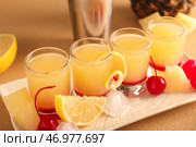 Тарелка с вкусным ананасовым перевернутым тортом на бежевом фоне. Стоковое фото, фотограф Pixel_shot / Фотобанк Лори