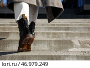 Стильная женщина в сапогах поднимается наверх на улицу, крупным планом. Стоковое фото, фотограф Pixel_shot / Фотобанк Лори