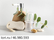 Бутылка косметического продукта, пемза и вакуумные банки для антицеллюлитного массажа на белом фоне. Стоковое фото, фотограф Pixel_shot / Фотобанк Лори