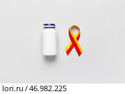 Лента осведомленности с медицинской бутылкой на светлом фоне. Концепция гепатита. Стоковое фото, фотограф Pixel_shot / Фотобанк Лори