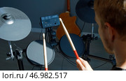 Unrecognizable musician hands hitting drum plates in recording studio. Стоковое фото, фотограф David Kashakhi / Фотобанк Лори