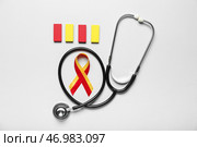 Лента осведомленности с блоками и стетоскопом на светлом фоне. Концепция гепатита. Стоковое фото, фотограф Pixel_shot / Фотобанк Лори