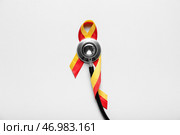 Лента осведомленности со стетоскопом на светлом фоне. Концепция гепатита. Стоковое фото, фотограф Pixel_shot / Фотобанк Лори