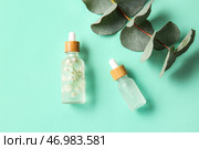 Бутылки натуральной сыворотки и ветка эвкалипта на цветном фоне. Стоковое фото, фотограф Pixel_shot / Фотобанк Лори