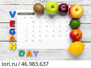 Календарь с отмеченной датой 1 НОЯБРЯ, текст VEGAN DAY и свежие фрукты на белом деревянном фоне. Стоковое фото, фотограф Pixel_shot / Фотобанк Лори