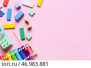 Детские строительные блоки с ксилофоном на розовом фоне. Стоковое фото, фотограф Pixel_shot / Фотобанк Лори