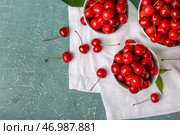 Композиция с вазочками черешни на цветном фоне. Стоковое фото, фотограф Pixel_shot / Фотобанк Лори