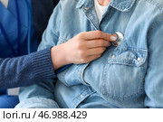 Молодой уходящий за больной женщиной ухаживает за старшей женщиной дома, прослушивая ее стетоскопом, крупным планом. Стоковое фото, фотограф Pixel_shot / Фотобанк Лори