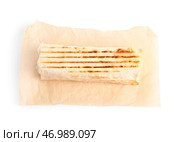 Бумажка для выпечки с вкусным шаурмой на белом фоне. Стоковое фото, фотограф Pixel_shot / Фотобанк Лори