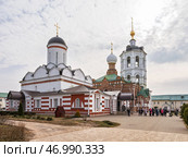 Николо-Пешношский монастырь с Богоявленской церковью и церковью в честь Сергия Радонежского на фоне неба. Купола и кресты. Стоковое фото, фотограф Сергей Никифоров-Гордеев / Фотобанк Лори