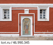 Казначейский корпус Николо-Пешношского монастыря с иконой на красной стене. Стоковое фото, фотограф Сергей Никифоров-Гордеев / Фотобанк Лори