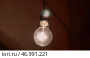 Switching on, turning off light bulb on white wall background. Стоковое фото, фотограф David Kashakhi / Фотобанк Лори
