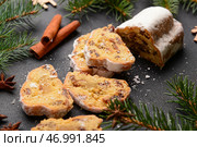 Композиция с вкусным рождественским штолленом на черном фоне. Стоковое фото, фотограф Pixel_shot / Фотобанк Лори