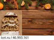 Композиция с вкусным рождественским штолленом на деревянном фоне. Стоковое фото, фотограф Pixel_shot / Фотобанк Лори