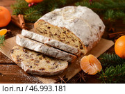 Композиция с вкусным рождественским штолленом на деревянном фоне. Стоковое фото, фотограф Pixel_shot / Фотобанк Лори