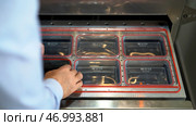 Close up of manager hands checking the quality of plastic small boxes, quality inspection.f plastic packing from environmentally friendly and safe for food storage materials. Стоковое фото, фотограф David Kashakhi / Фотобанк Лори