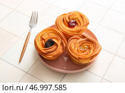 Тарелка вкусных краффинов с шоколадом и вареньем на белом плиточном фоне. Стоковое фото, фотограф Pixel_shot / Фотобанк Лори