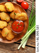 Тарелка с вкусными наггетсами, тарелка с кетчупом и овощами на деревянном столе, крупным планом. Стоковое фото, фотограф Pixel_shot / Фотобанк Лори