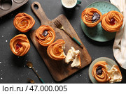 Вкусные краффины с шоколадом и вареньем на черном фоне. Стоковое фото, фотограф Pixel_shot / Фотобанк Лори