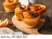 Доска вкусных краффинов с шоколадом на деревянном фоне. Стоковое фото, фотограф Pixel_shot / Фотобанк Лори