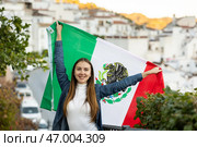 Hapy footbal fan woman waving the flag of Mexican on street. Стоковое фото, фотограф Яков Филимонов / Фотобанк Лори