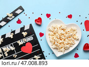 Шариковая ручка кино и попкорн с украшением сердец на голубом фоне. Празднование Дня святого Валентина. Стоковое фото, фотограф Pixel_shot / Фотобанк Лори