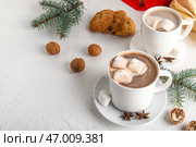 Чашки вкусного рождественского какао с маршмеллоу на белом фоне. Стоковое фото, фотограф Pixel_shot / Фотобанк Лори