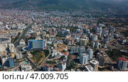 Aerial view of a city with many woman. Стоковое фото, фотограф David Kashakhi / Фотобанк Лори