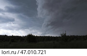 Impending summer thunderstorm with overcast clouds. Стоковое фото, фотограф David Kashakhi / Фотобанк Лори