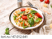 Тарелка с вкусной пастой примавера на белом деревянном фоне. Стоковое фото, фотограф Pixel_shot / Фотобанк Лори