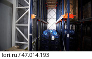 Shelves of pure bottled water inside a storage warehouse. Стоковое фото, фотограф David Kashakhi / Фотобанк Лори