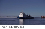 Large barge sailing and transporting goods. Стоковое фото, фотограф David Kashakhi / Фотобанк Лори