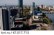 A big city with traffic on the background of tall office buildings,administration and houses. Стоковое фото, фотограф David Kashakhi / Фотобанк Лори