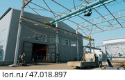 Crane operator transporting a large metal detail at a steel factory. Стоковое фото, фотограф David Kashakhi / Фотобанк Лори