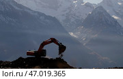 Quarry, opencast mining, ore extraction, working excavator in front of giant mountains. Стоковое фото, фотограф David Kashakhi / Фотобанк Лори