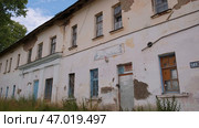 View of an old abandoned house with fallen plaster. Редакционное фото, фотограф David Kashakhi / Фотобанк Лори