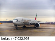 Самолет Boeing 777-300ER авиакомпании Emirates на стоянке в международном аэропорту Домодедово. Редакционное фото, фотограф Андрей Иванов / Фотобанк Лори