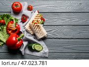 Вкусный донер-кебаб и овощи на темном деревянном фоне. Стоковое фото, фотограф Pixel_shot / Фотобанк Лори