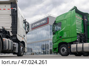 Грузовики Dongfeng перед офисным зданием (2024 год). Редакционное фото, фотограф Антон Белицкий / Фотобанк Лори