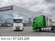 Грузовики Dongfeng у здания автосалона (2024 год). Редакционное фото, фотограф Антон Белицкий / Фотобанк Лори