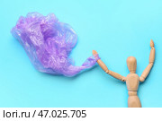 Деревянный манекен с мешком для мусора на цветном фоне. Концепция экологии. Стоковое фото, фотограф Pixel_shot / Фотобанк Лори