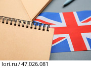 Ноутбуки и флаг Великобритании на сером фоне, крупным планом. Концепция изучения английского языка. Стоковое фото, фотограф Pixel_shot / Фотобанк Лори