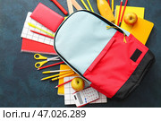 Школьный рюкзак и канцтовары на темном фоне. Стоковое фото, фотограф Pixel_shot / Фотобанк Лори