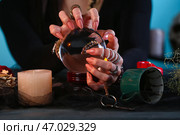 Гадалка с хрустальным шаром читает будущее за столом. Стоковое фото, фотограф Pixel_shot / Фотобанк Лори