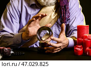 Гадалка с хрустальным шаром за столом, крупным планом. Стоковое фото, фотограф Pixel_shot / Фотобанк Лори