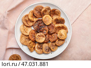 Тарелка с вкусным сушеным инжиром на цветном фоне. Стоковое фото, фотограф Pixel_shot / Фотобанк Лори