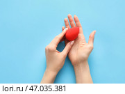 Руки с губкой для макияжа на цветном фоне. Стоковое фото, фотограф Pixel_shot / Фотобанк Лори