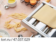 Макаронная машина с тестом и ингредиентами на цветном фоне. Стоковое фото, фотограф Pixel_shot / Фотобанк Лори